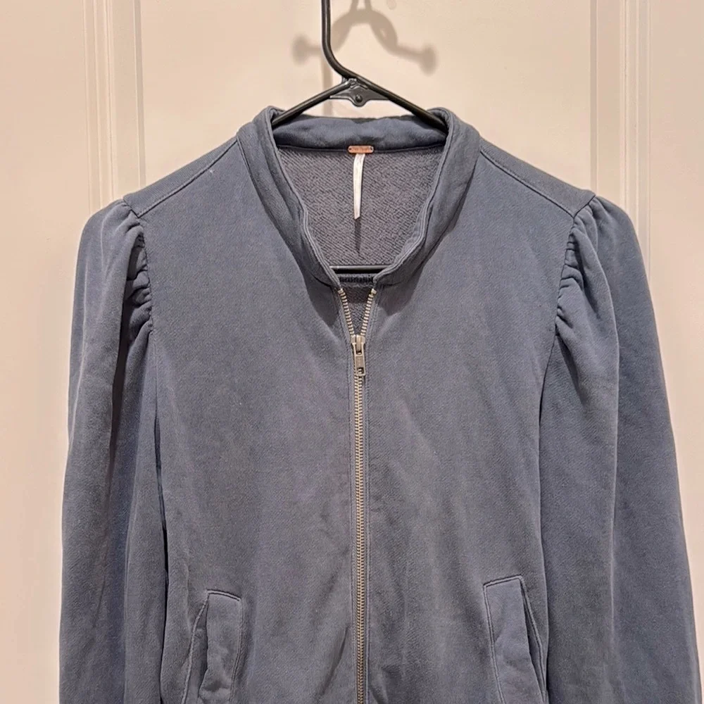 Free People Women’s Medium Blue Zip-Up Sweatshirt Jacket with Classic Style